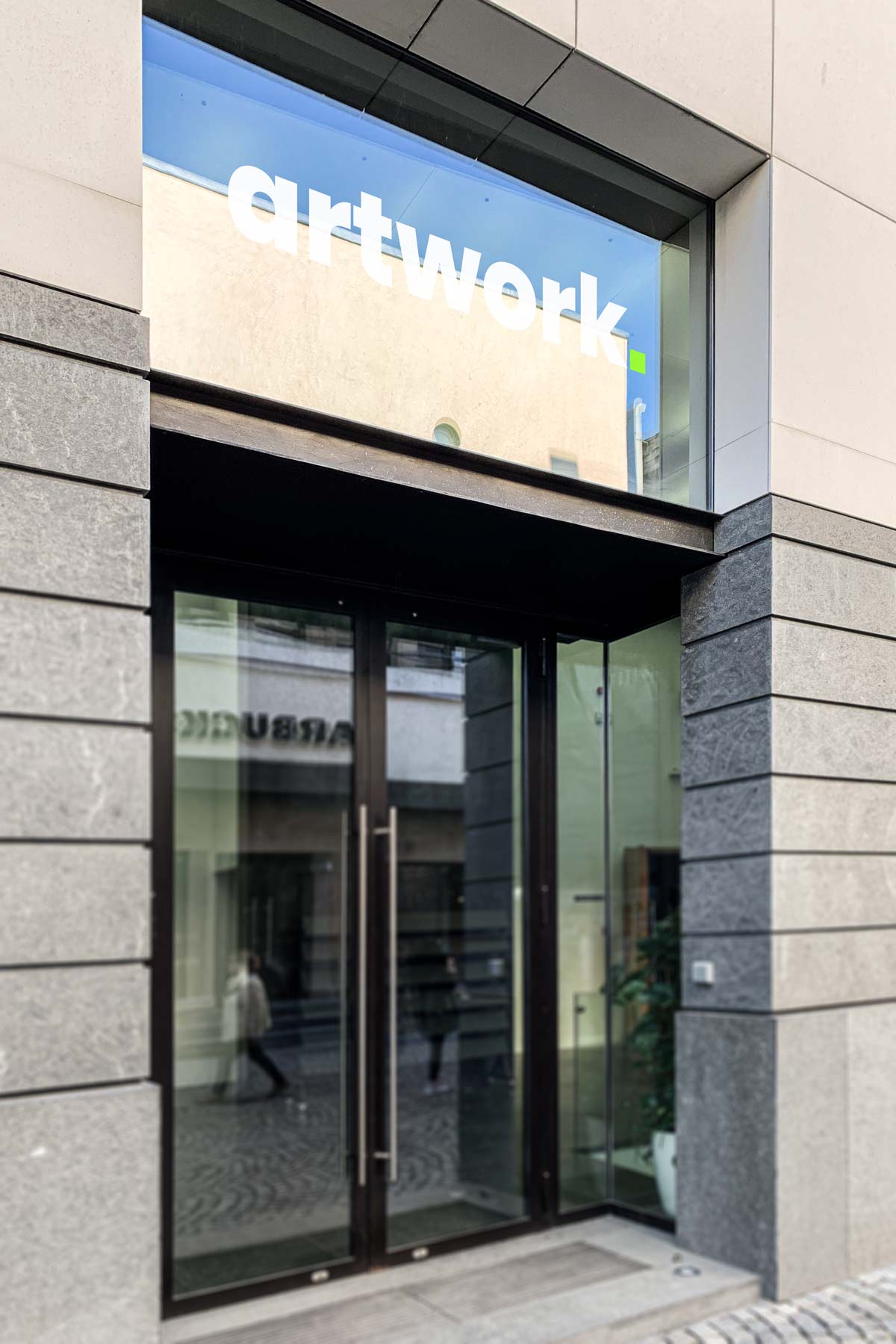entrance-mockup-glass-logo