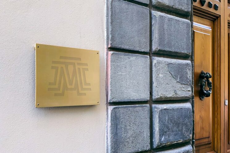Entrance-Golden-Plaque-Mockup-Closeup-Symbol